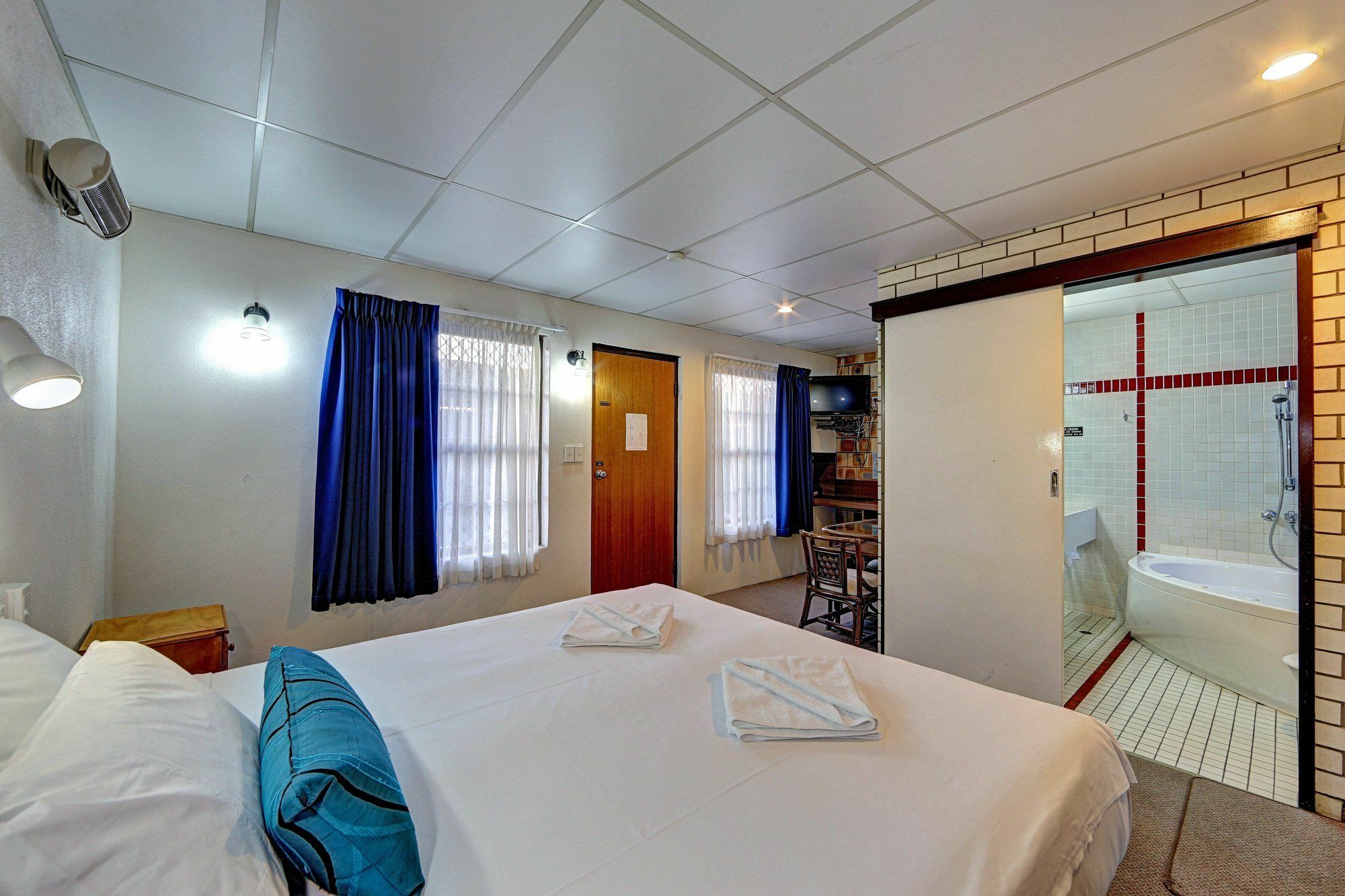בונדברג Chalet Motor Inn מראה חיצוני תמונה