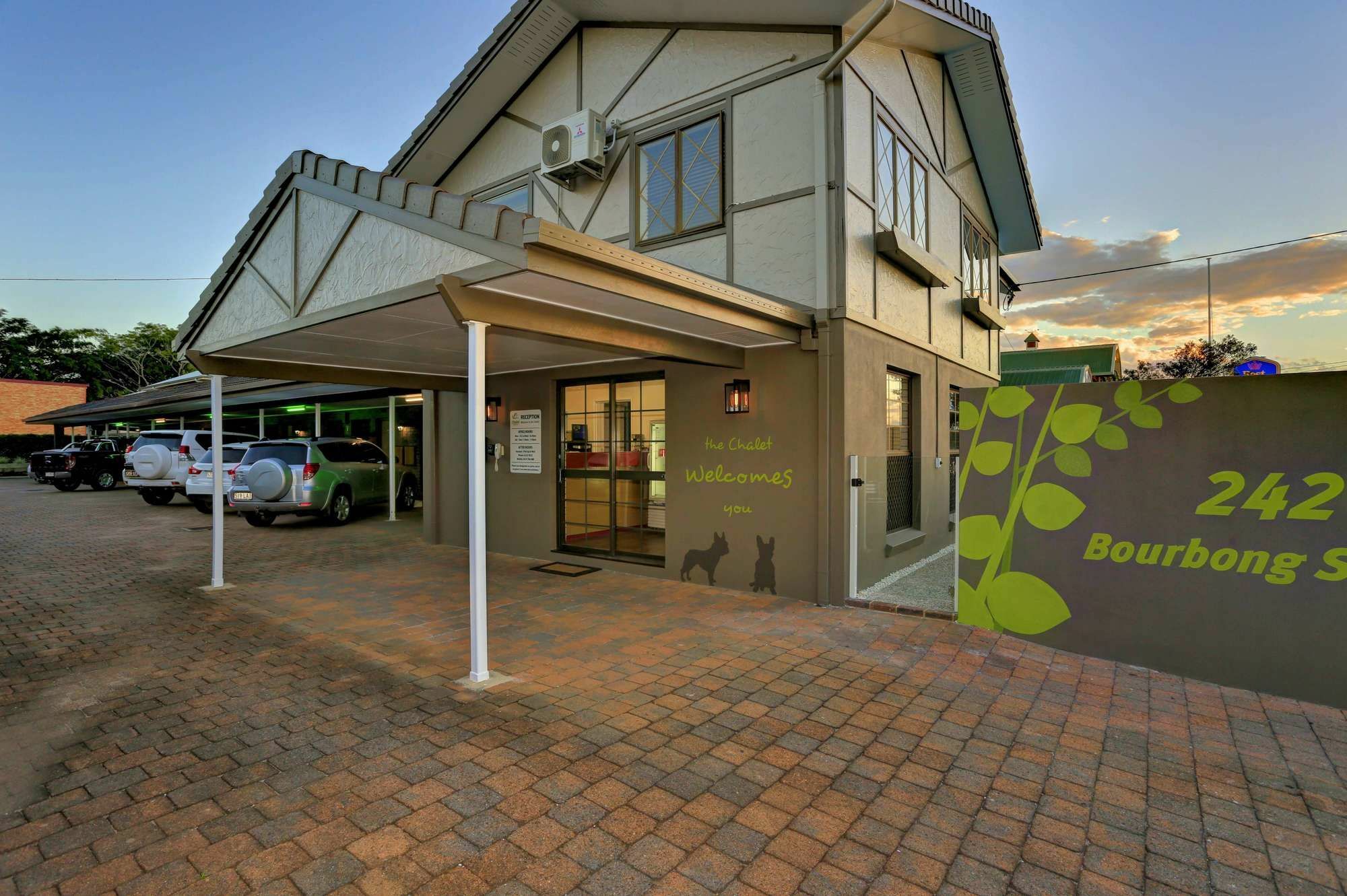 בונדברג Chalet Motor Inn מראה חיצוני תמונה
