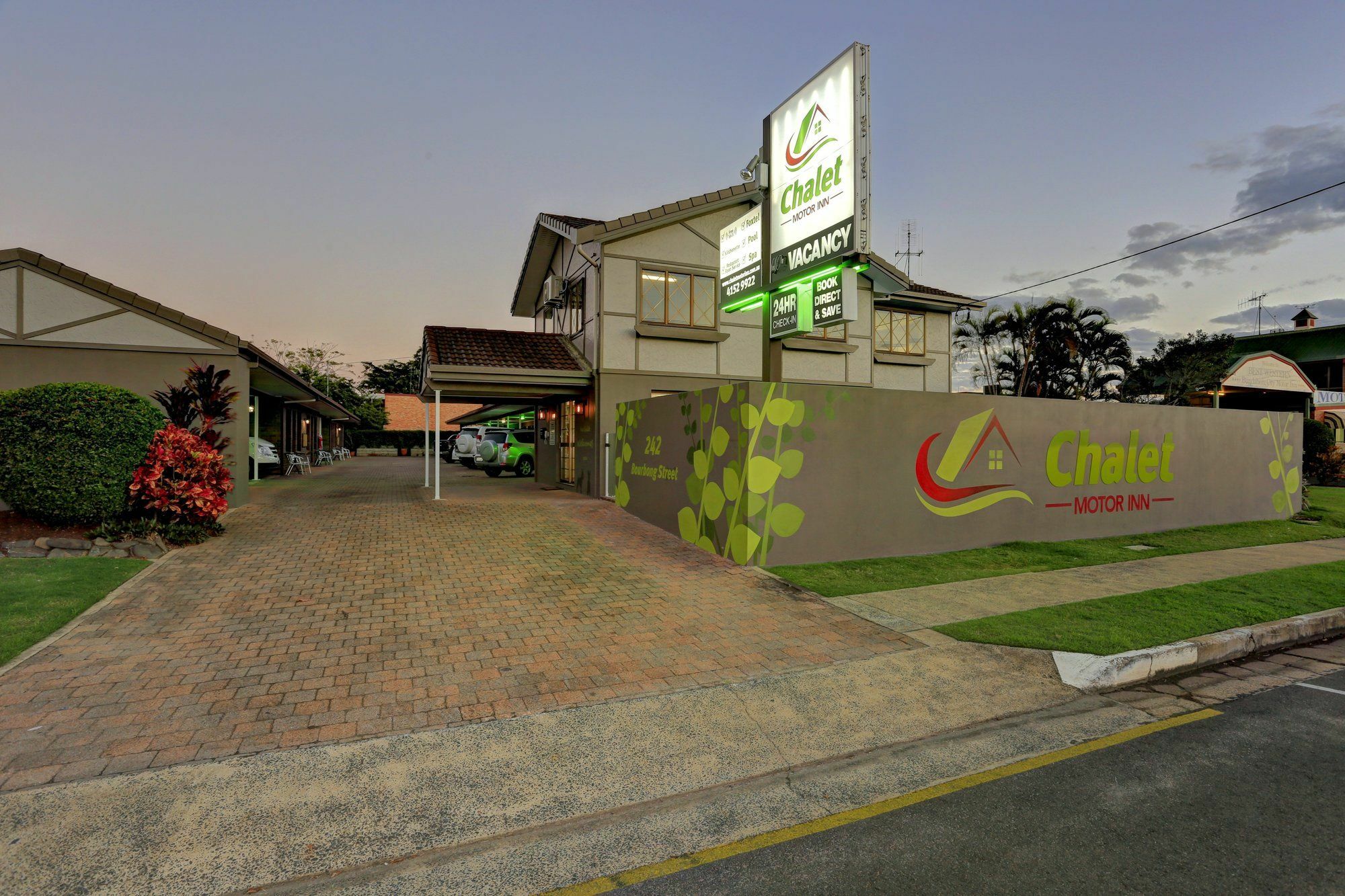 בונדברג Chalet Motor Inn מראה חיצוני תמונה